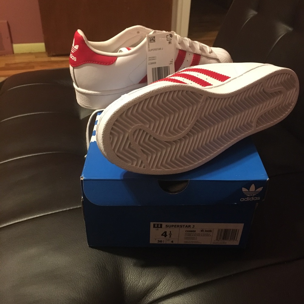 Adidas unisex sneakers.